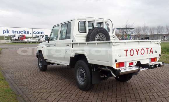 Buy Used Toyota Land Cruiser White Car in Luanda in Luanda Province Buy Used Toyota Land Cruiser White Car in Luanda in Luanda Province