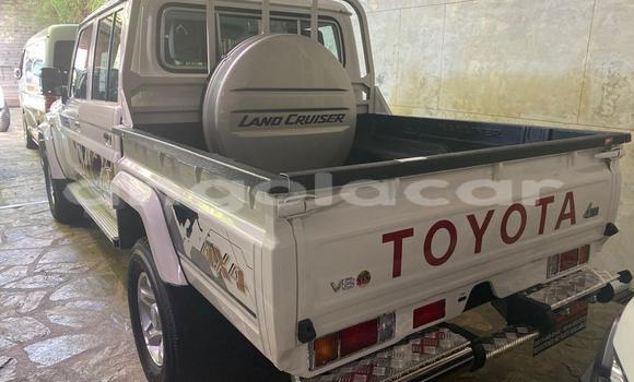 Buy Used Toyota Land Cruiser White Car in Luanda in Luanda Province