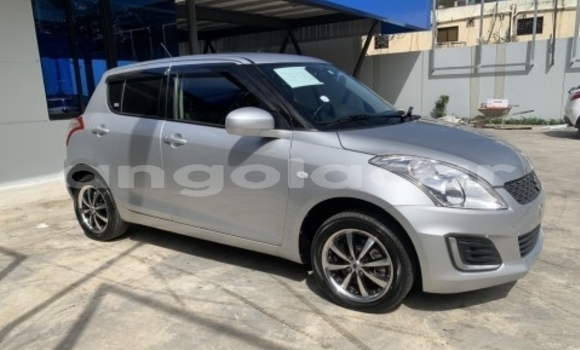 Comprar Usado Suzuki Swift Prata Carro em Luanda em Luanda Province