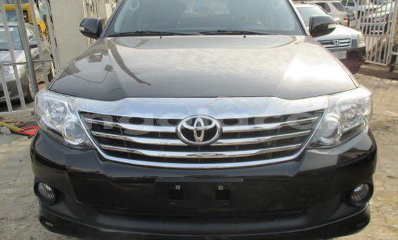 Comprar Usado Toyota Fortuner Preto Carro em Luanda em Luanda Province