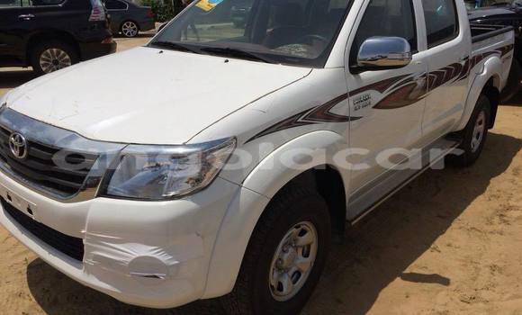 Comprar Usado Toyota Hilux Branco Carro em Luanda em Luanda Province