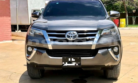 Comprar Usado Toyota Fortuner Prata Carro em Luanda em Luanda Province