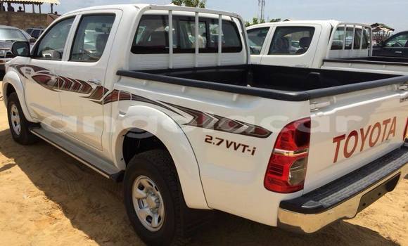Buy Used Toyota Hilux White Car in Luanda in Luanda Province