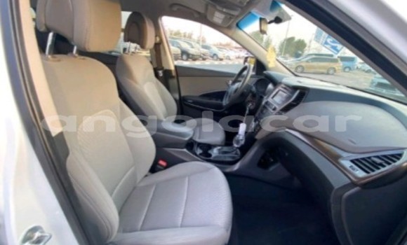 Buy Used Hyundai Santa Fe White Car in Luanda in Luanda Province Buy Used Hyundai Santa Fe White Car in Luanda in Luanda Province