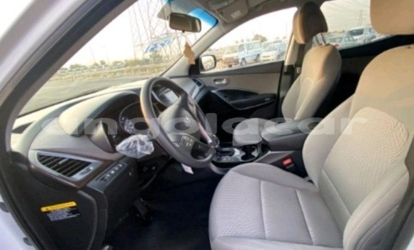 Buy Used Hyundai Santa Fe White Car in Luanda in Luanda Province Buy Used Hyundai Santa Fe White Car in Luanda in Luanda Province