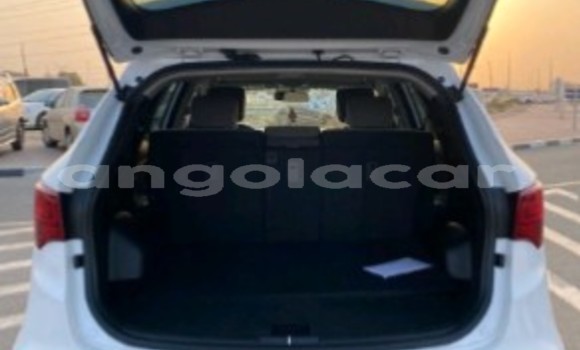 Buy Used Hyundai Santa Fe White Car in Luanda in Luanda Province Buy Used Hyundai Santa Fe White Car in Luanda in Luanda Province