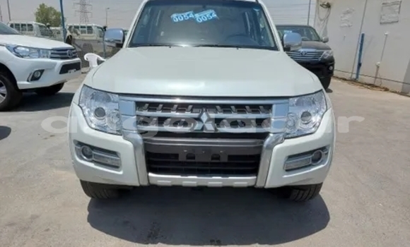 Comprar Usado Mitsubishi Pajero Branco Carro em Luanda em Luanda Province