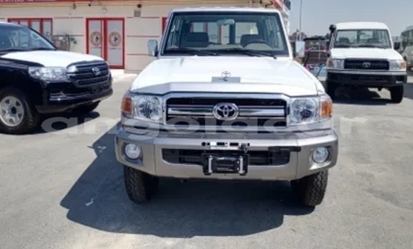 Buy Used Toyota Land Cruiser White Car in Luanda in Luanda Province Buy Used Toyota Land Cruiser White Car in Luanda in Luanda Province