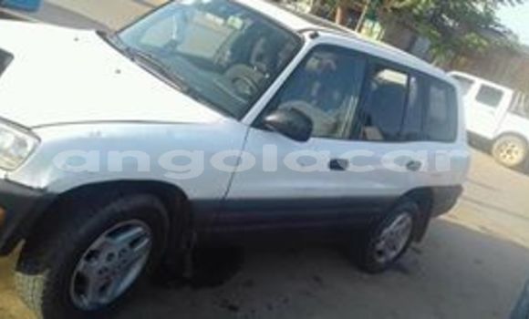 Acheter Occasion Voiture Toyota RAV4 Blanc à Luanda, Province de Luanda Acheter Occasion Voiture Toyota RAV4 Blanc à Luanda, Province de Luanda