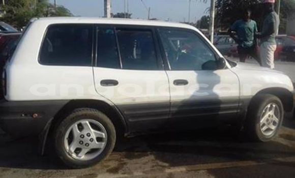 Acheter Occasion Voiture Toyota RAV4 Blanc à Luanda, Province de Luanda Acheter Occasion Voiture Toyota RAV4 Blanc à Luanda, Province de Luanda
