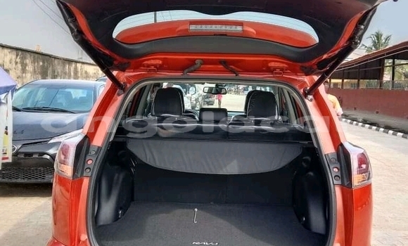 Comprar Usado Toyota RAV4 Vermelho Carro em Luena em Moxico Comprar Usado Toyota RAV4 Vermelho Carro em Luena em Moxico