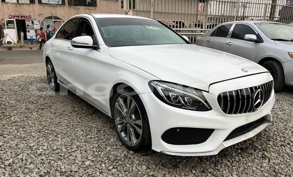 Comprar Usado Mercedes-Benz C-klasse Branco Carro em Luanda em Luanda Province