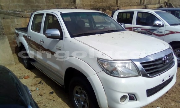 Buy Used Toyota Hilux White Car in Luanda in Luanda Province