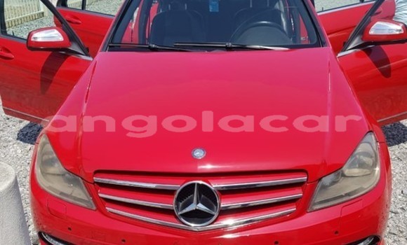 Comprar Usado Mercedes-Benz 250 Vermelho Carro em Luanda em Luanda Province