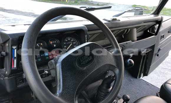 Buy Used Land Rover Defender Green Car in Luanda in Luanda Province Buy Used Land Rover Defender Green Car in Luanda in Luanda Province