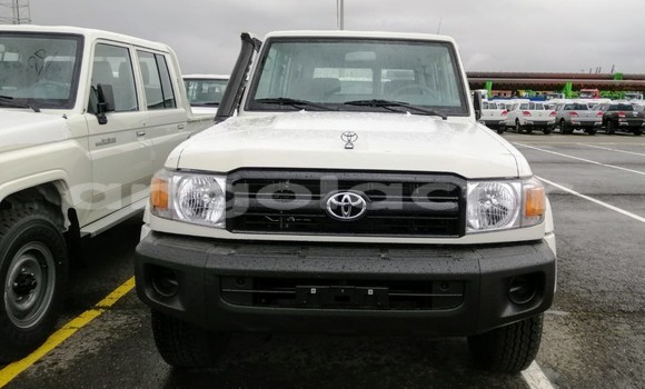 Buy Used Toyota Land Cruiser Silver Car in Luanda in Luanda Province