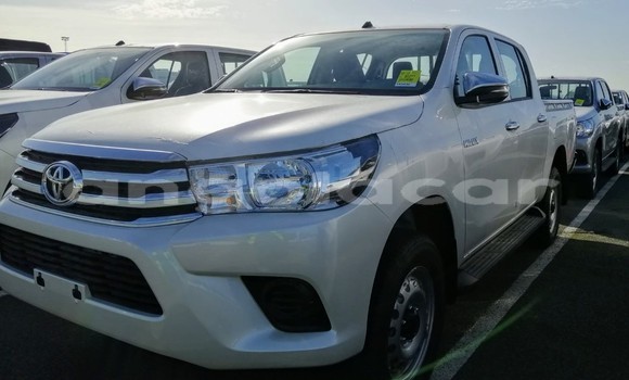 Buy Used Toyota Hilux White Car in Luanda in Luanda Province