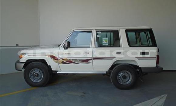 Buy Used Toyota Land Cruiser White Car in Luanda in Luanda Province Buy Used Toyota Land Cruiser White Car in Luanda in Luanda Province