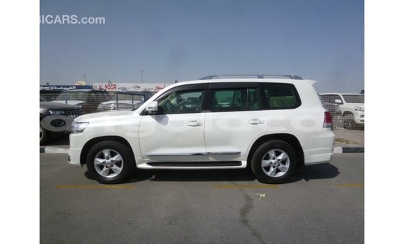 Comprar Importar Toyota Land Cruiser Branco Carro em Import - Dubai em Bengo Province Comprar Importar Toyota Land Cruiser Branco Carro em Import - Dubai em Bengo Province