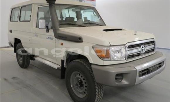 Buy Used Toyota Land Cruiser White Car in Luanda in Luanda Province Buy Used Toyota Land Cruiser White Car in Luanda in Luanda Province