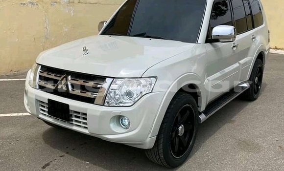 Comprar Usado Mitsubishi Pajero Branco Carro em Luanda em Luanda Province