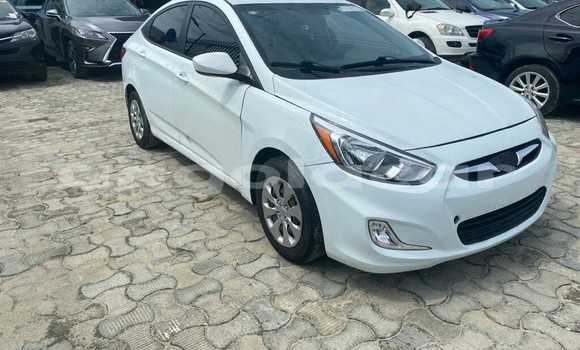 Buy Used Hyundai Accent White Car in Luanda in Luanda Province