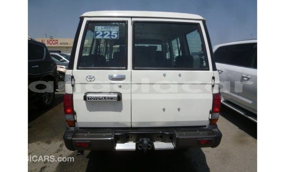 Acheter Import Voiture Toyota Land Cruiser Blanc à Import - Dubai, Province de Bengo Acheter Import Voiture Toyota Land Cruiser Blanc à Import - Dubai, Province de Bengo