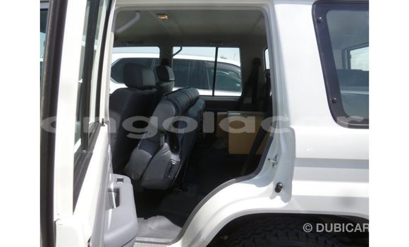 Acheter Import Voiture Toyota Land Cruiser Blanc à Import - Dubai, Province de Bengo Acheter Import Voiture Toyota Land Cruiser Blanc à Import - Dubai, Province de Bengo