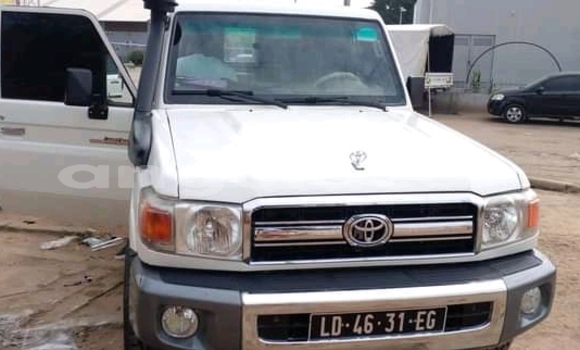 Buy Used Toyota Land Cruiser White Car in Luanda in Luanda Province