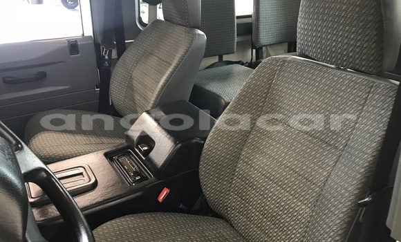 Buy Used Land Rover Defender White Car in Luanda in Luanda Province Buy Used Land Rover Defender White Car in Luanda in Luanda Province