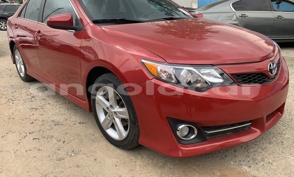 Comprar Usado Toyota Corolla Vermelho Carro em Luanda em Luanda Province