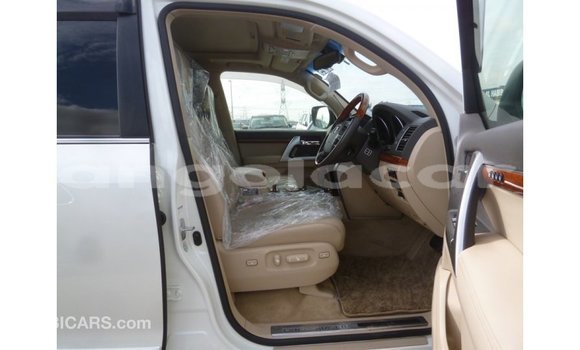 Acheter Import Voiture Toyota Land Cruiser Blanc à Import - Dubai, Province de Bengo Acheter Import Voiture Toyota Land Cruiser Blanc à Import - Dubai, Province de Bengo