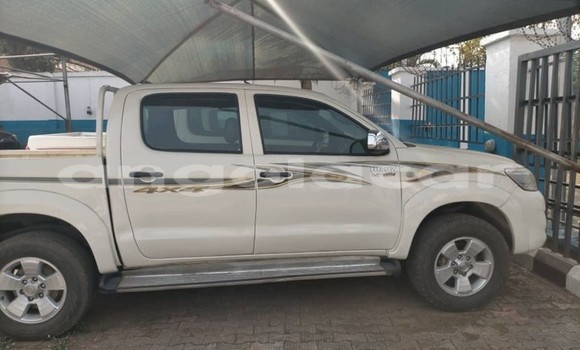 Buy Used Toyota Hilux White Car in Luanda in Luanda Province