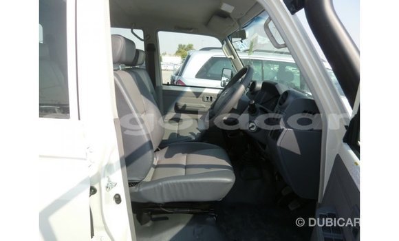 Comprar Importar Toyota Land Cruiser Branco Carro em Import - Dubai em Bengo Province Comprar Importar Toyota Land Cruiser Branco Carro em Import - Dubai em Bengo Province