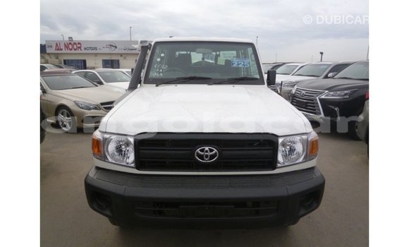 Comprar Importar Toyota Land Cruiser Branco Carro em Import - Dubai em Bengo Province Comprar Importar Toyota Land Cruiser Branco Carro em Import - Dubai em Bengo Province