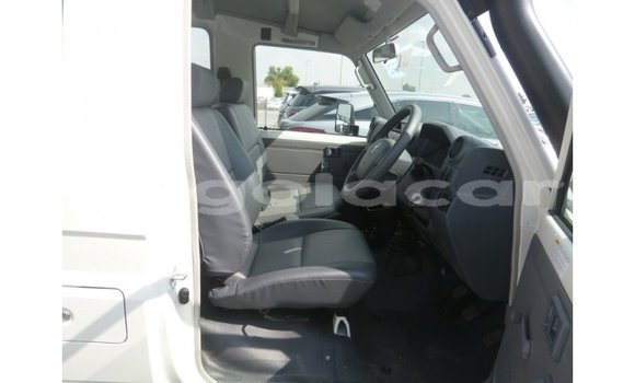Acheter Import Voiture Toyota Land Cruiser Blanc à Import - Dubai, Province de Bengo Acheter Import Voiture Toyota Land Cruiser Blanc à Import - Dubai, Province de Bengo