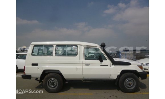 Acheter Import Voiture Toyota Land Cruiser Blanc à Import - Dubai, Province de Bengo Acheter Import Voiture Toyota Land Cruiser Blanc à Import - Dubai, Province de Bengo