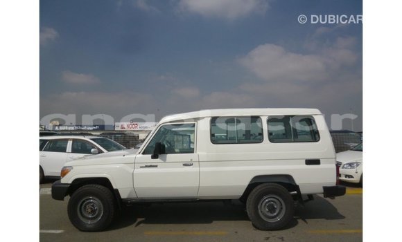 Acheter Import Voiture Toyota Land Cruiser Blanc à Import - Dubai, Province de Bengo Acheter Import Voiture Toyota Land Cruiser Blanc à Import - Dubai, Province de Bengo