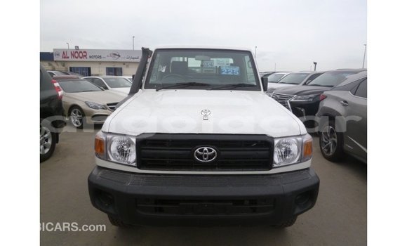 Acheter Import Voiture Toyota Land Cruiser Blanc à Import - Dubai, Province de Bengo Acheter Import Voiture Toyota Land Cruiser Blanc à Import - Dubai, Province de Bengo