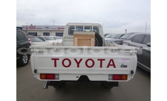 Acheter Import Voiture Toyota Land Cruiser Blanc à Import - Dubai, Province de Bengo Acheter Import Voiture Toyota Land Cruiser Blanc à Import - Dubai, Province de Bengo