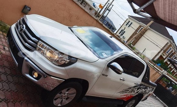 Comprar Usado Toyota Hilux Branco Carro em Luanda em Luanda Province