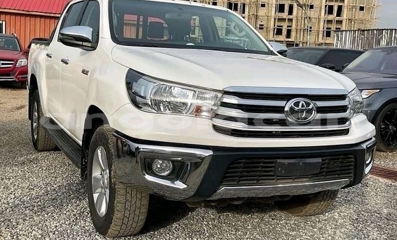 Comprar Usado Toyota Hiluxe Revo Branco Carro em Luanda em Luanda Province