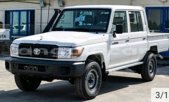 Comprar Usado Toyota Land Cruiser Branco Carro em Luena em Moxico Comprar Usado Toyota Land Cruiser Branco Carro em Luena em Moxico