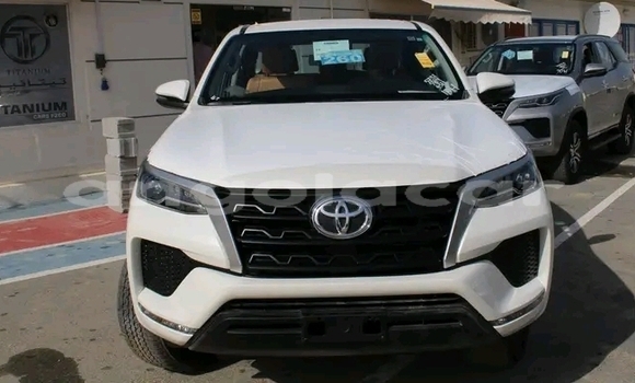 Buy Used Toyota Fortuner White Car in Luanda in Luanda Province