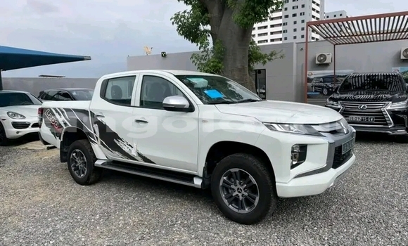 Comprar Usado Mitsubishi L200 Branco Carro em Luanda em Luanda Province