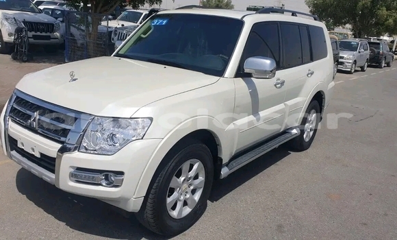 Comprar Usado Mitsubishi Pajero Branco Carro em Luena em Moxico Comprar Usado Mitsubishi Pajero Branco Carro em Luena em Moxico
