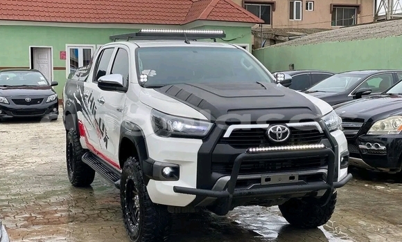 Buy Used Toyota Hiluxe Revo White Car in Luena in Moxico Buy Used Toyota Hiluxe Revo White Car in Luena in Moxico