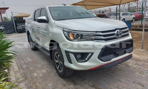 Buy Used Toyota Hiluxe Revo White Car in Luanda in Luanda Province