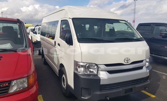 Comprar Usado Toyota Hiace Branco Carro em Luena em Moxico Comprar Usado Toyota Hiace Branco Carro em Luena em Moxico
