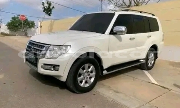Comprar Usado Mitsubishi Pajero Branco Carro em Luanda em Luanda Province
